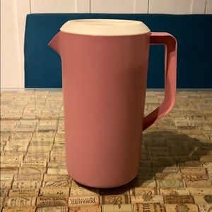 Vintage Pink Rubbermaid 2-1/4 quart pitcher.